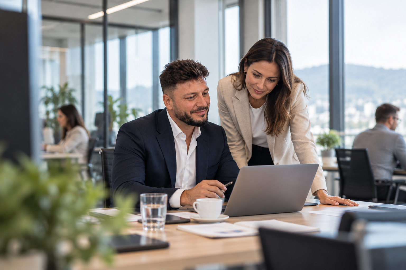 Mann und Frau bei der gemeinsamen Arbeit am Laptop